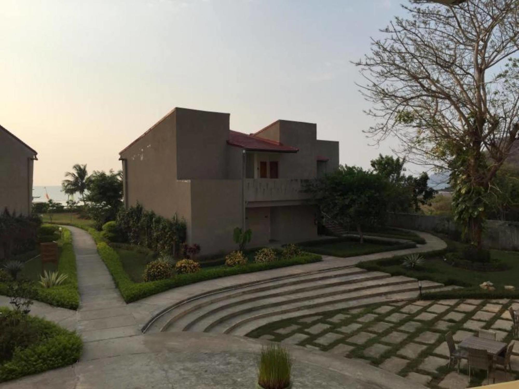 Luwansa Beach Resort Лабуан-Бахо Экстерьер фото