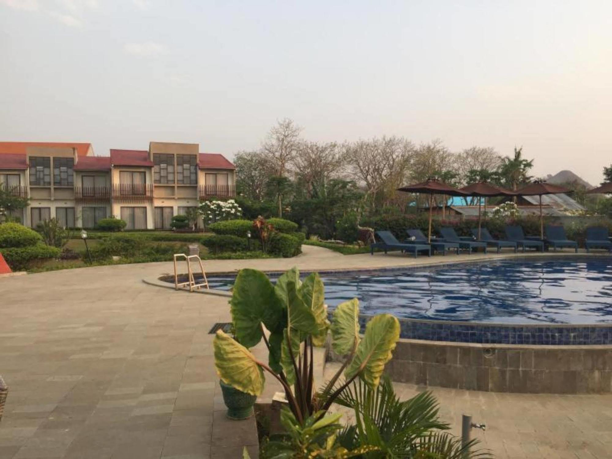 Luwansa Beach Resort Лабуан-Бахо Экстерьер фото
